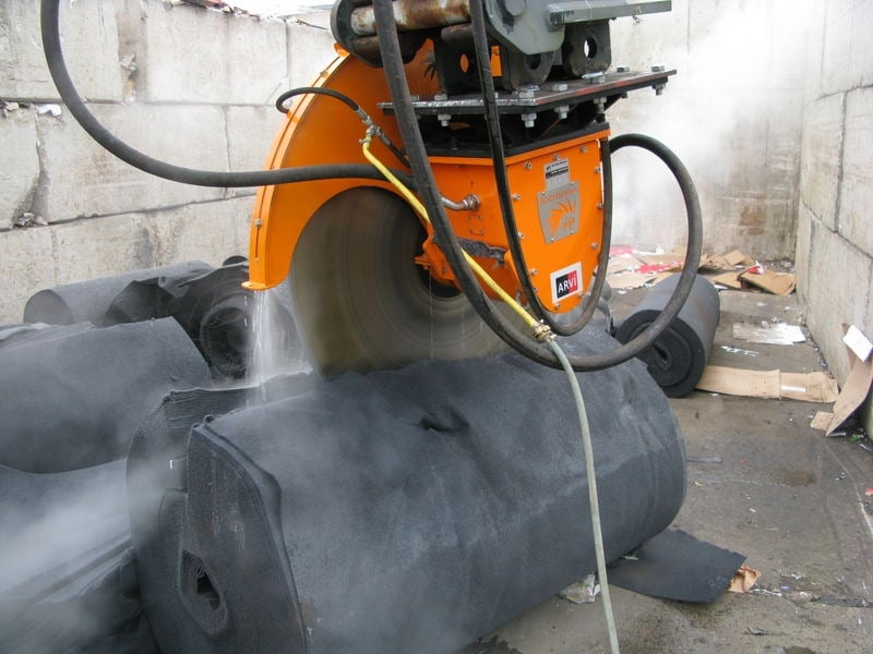 Cutting rolls of carpet with D4HS and 1400mm diameter blade