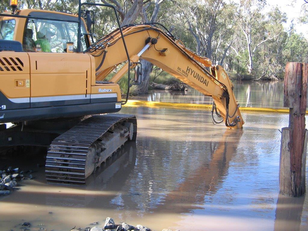Cutting timber piles underwater with Echidna high speed rocksaw