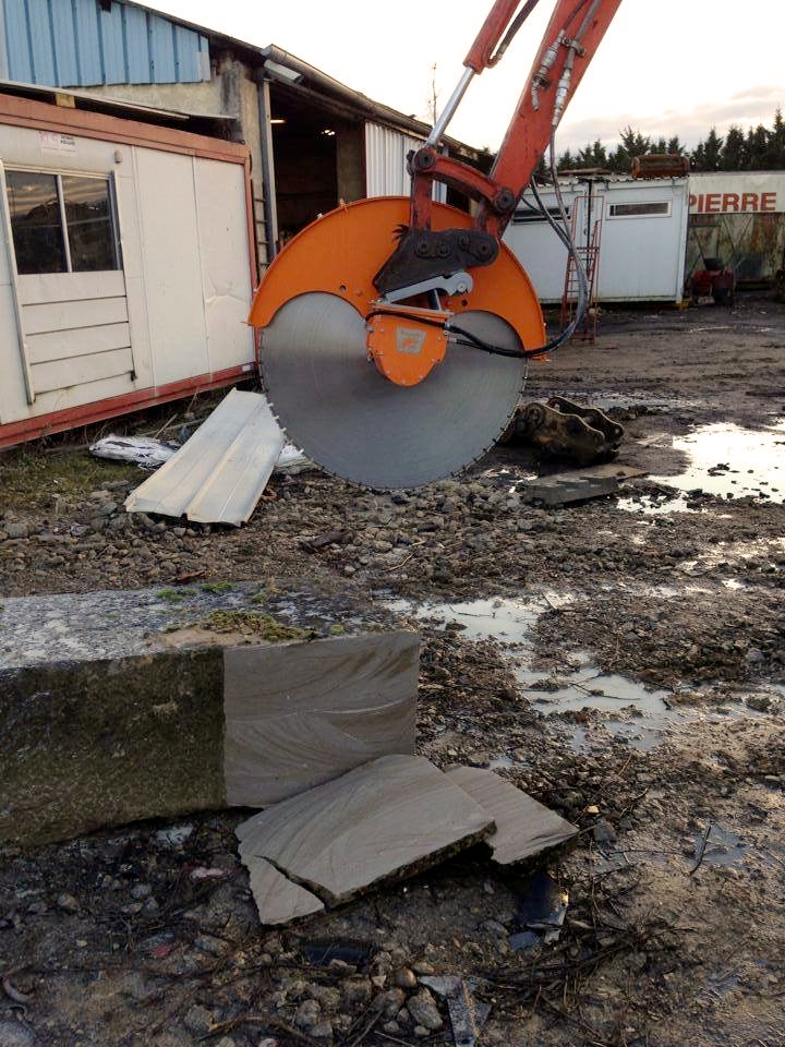 D2HS diamond rocksaw with 1200mm diameter blade. Equipment by HES, France