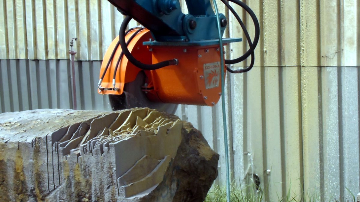 D3HS diamond rocksaw with dual blade cutting through sandstone