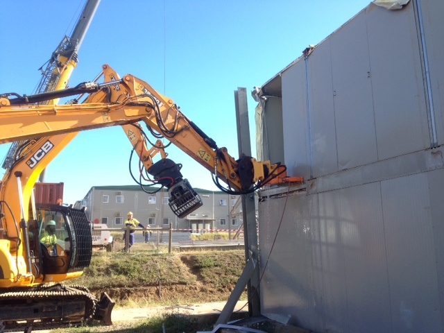 Demolition of prefabricated buildings with panels of metal and insulation