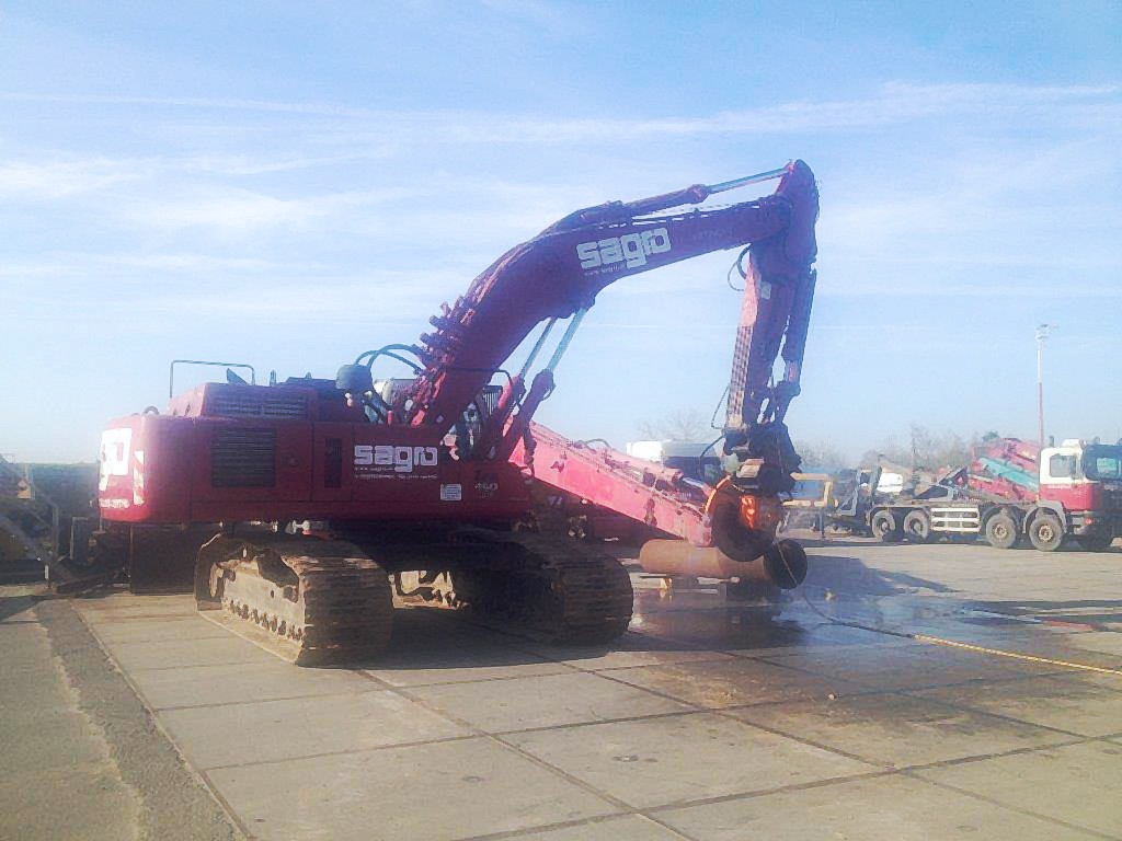 Cutting through thick walled steel pipe with Echidna excavator rocksaw