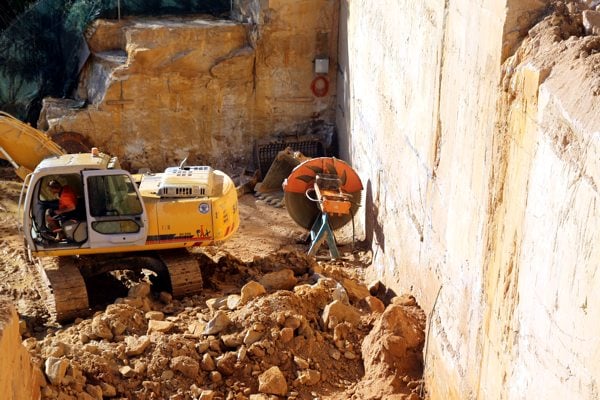 D4HP diamond rocksaw used for deep excavation in waterfront development