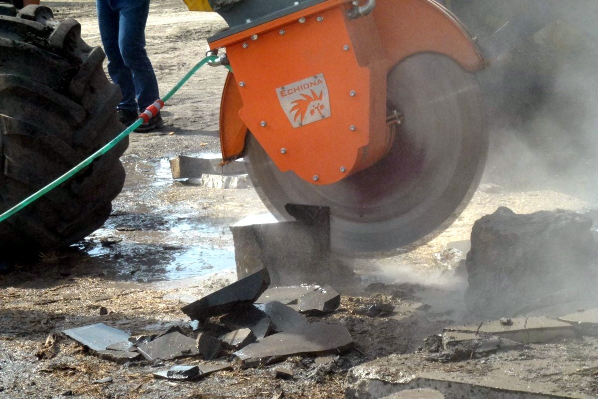 D3HS high speed diamond rocksaw cutting basalt boulders at Mokra exhibition, Czech Republic