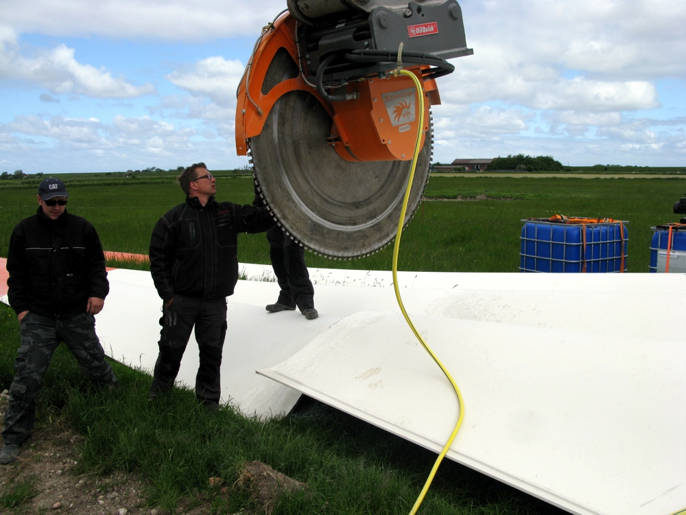 Cutting fibreglass wind turbine blades