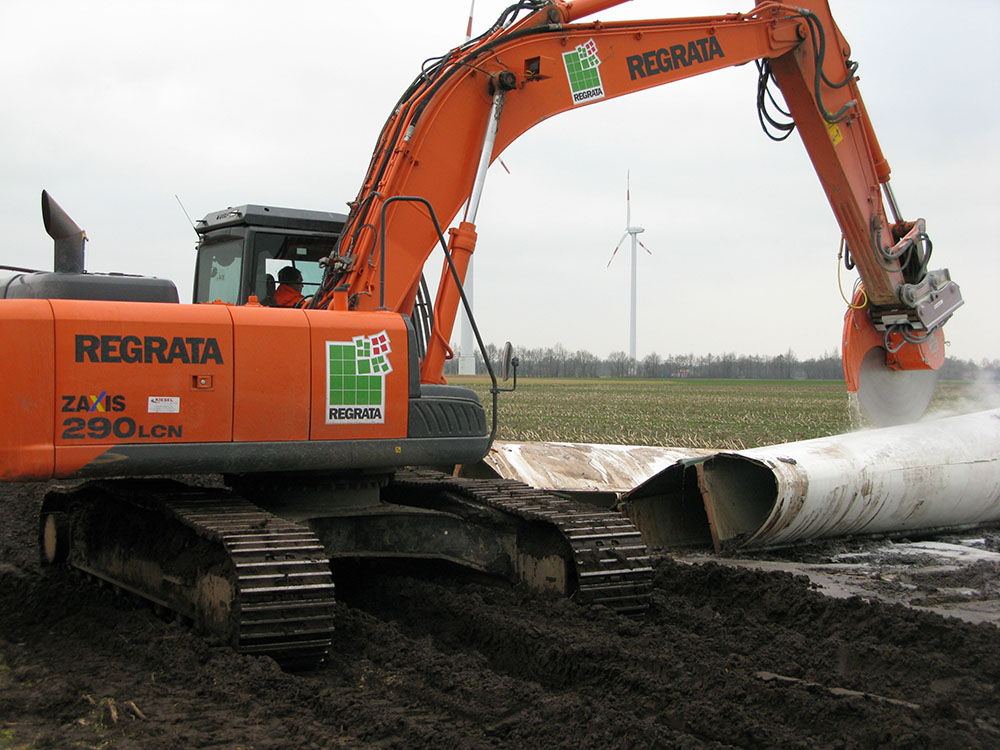 Cutting wind turbine blades for removal using Echidna diamond rocksaw