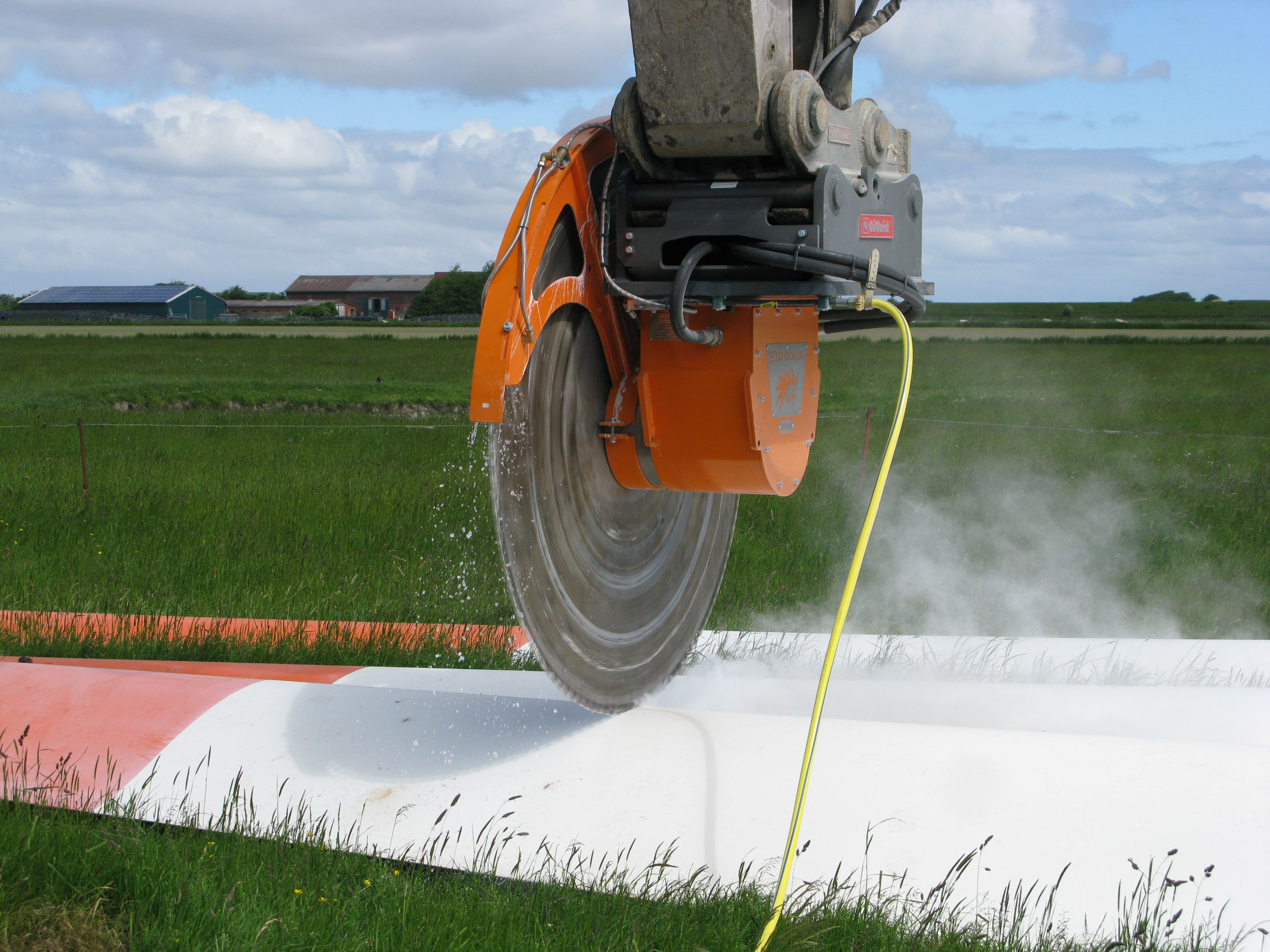 Cutting fibreglass wind turbine blades