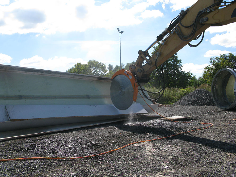 Cutting fibreglass wind turbine blades
