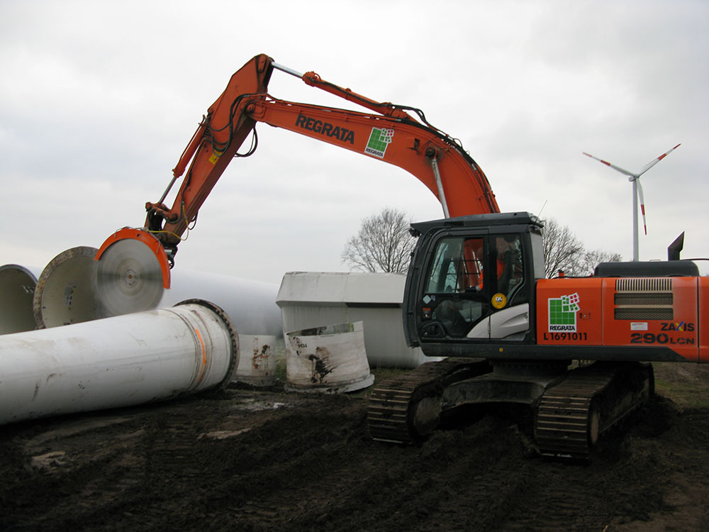 Cutting fibreglass wind turbine blades