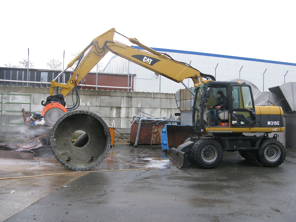 Cutting fibreglass wind turbine blades