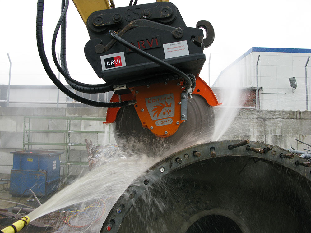 Cutting fibreglass wind turbine blades