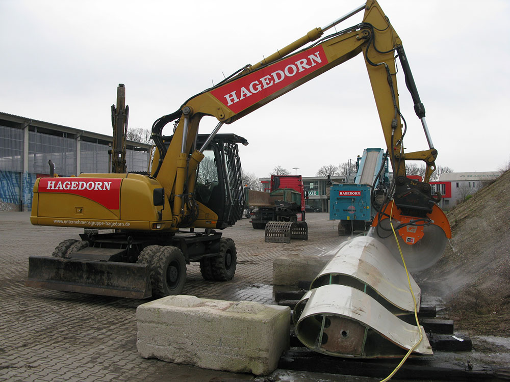 Recycling wind turbine blades start with cutting Large circular saws, held by excavators, are perfect for cutting through the structure of wind turbine blades
