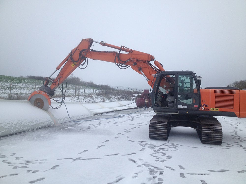 Cutting fibreglass wind turbine blades