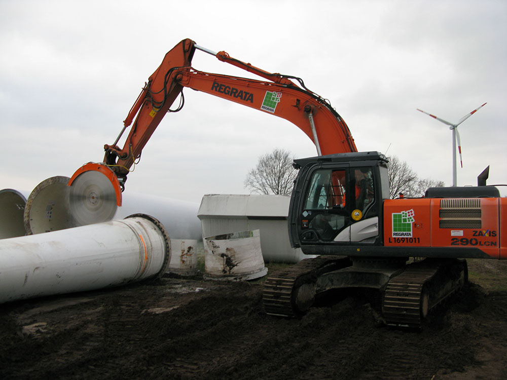 Cutting wind turbine blades with Echidna diamond rocksaw